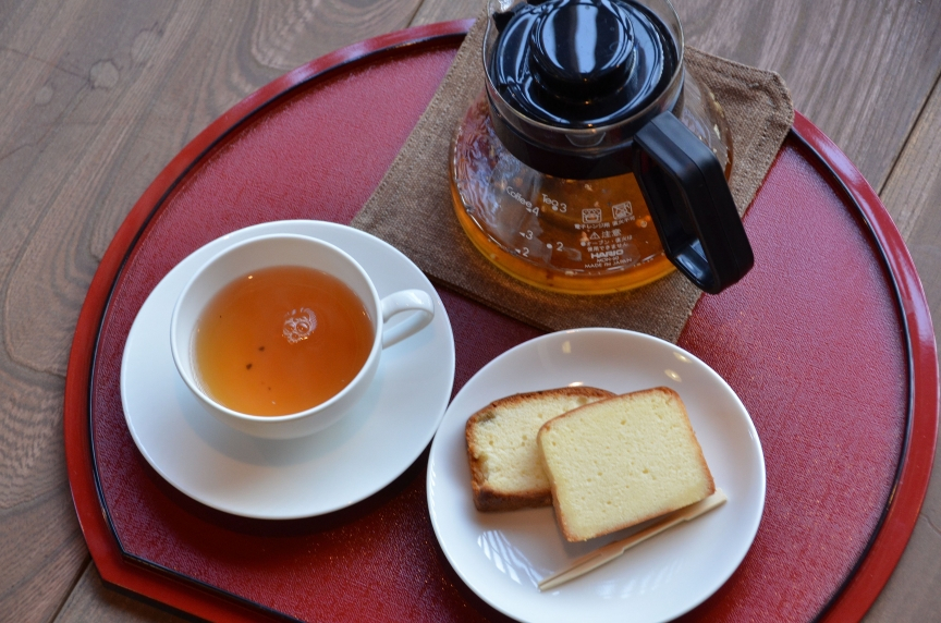 洋風のかすていらセット（500円）。お酒と梅酒のケーキにジンジャーティー（またはミントティー）