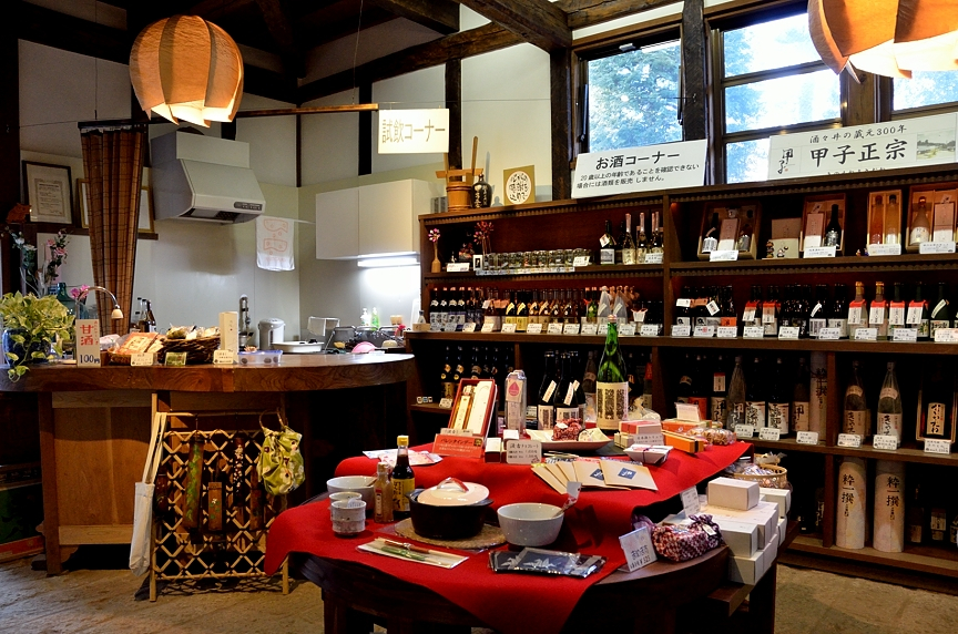 お隣の売店には飯沼本家のお酒がずらり。ぜひおみやげに！