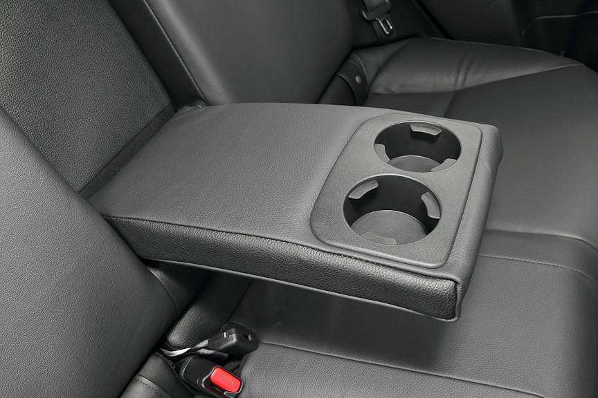 ドリンクホルダー付きセンターアームレスト