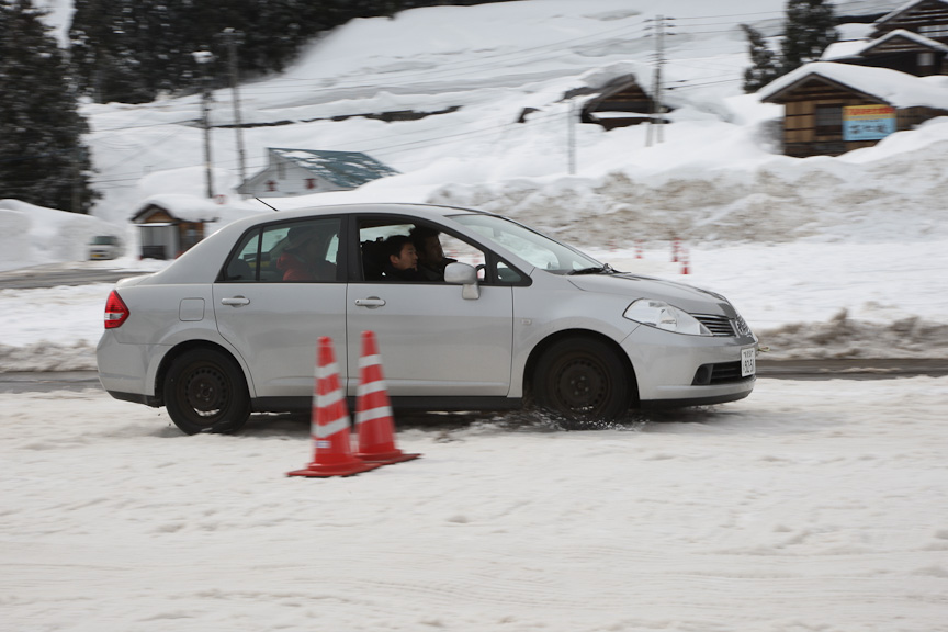 あらかじめ用意された夏タイヤ装着車によるブレーキ体験