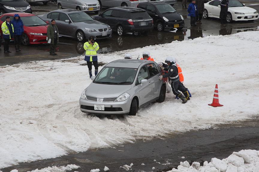 当然ながら頻繁にスタックするので、人力で押し出すことになる