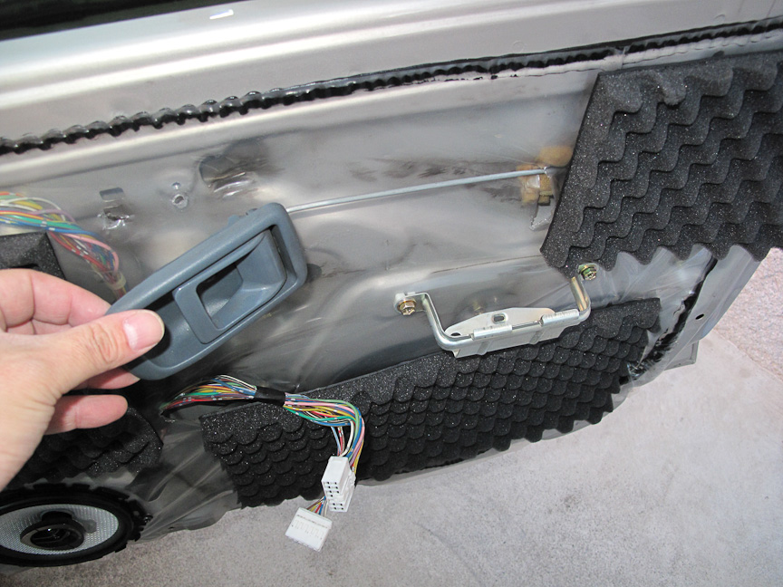 貼り付けが完了したら、もう一度可動部との干渉がないかどうかをチェック。ドアが開かないと困るでしょ？