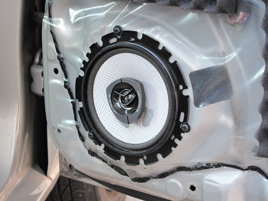 せっかくのスピーカー、実力を発揮させるためにもデッドニングはぜひ行いたいもの