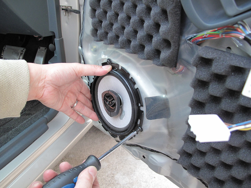 スピーカーはネジ3本で固定されている場合が多い。もしリベット固定されている場合は、別途ネジを用意しよう