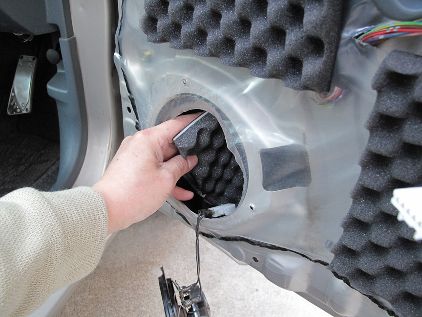 吸音スポンジシートの粘着力は強力なため、ビニールシートなど余計な部分が張り付かないように作業する