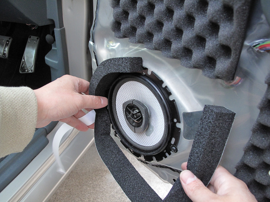 スピーカー外周部に特殊吸音スポンジを使用した防音テープを貼る。かなりの薄さまで潰れて、しっかり密着される