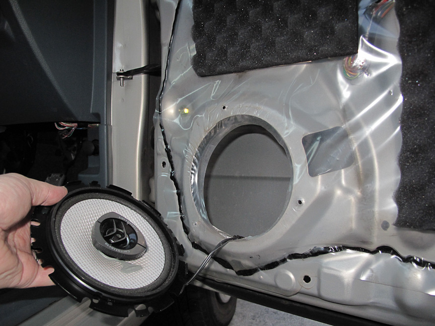 キット取り付け前の状態。お手軽なDIY作業で低音とボーカルをはっきりさせて、心地よいリスニング環境を手に入れられるのか！？