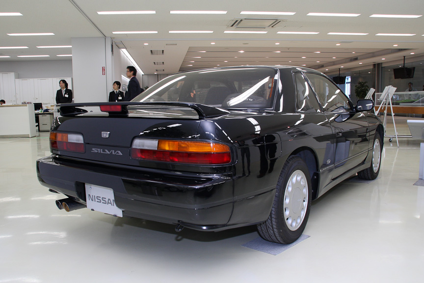 初代から数えて5代目となるシルビア（S13）。展示車両は前期型でCA18DETエンジン搭載車。ボディーサイズは4470×1690×1290mm（全長×全幅×全高）、ホイールベース2475mm