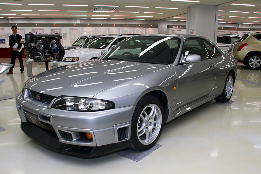 スカイラインGT-R（R33）。その隣には1996年のル・マン24時間レース用に改良されたRB26DETTエンジンが展示してあった