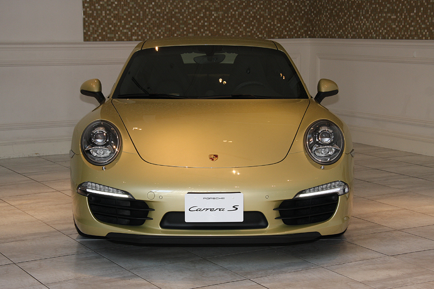 ついに日本の公道を走る日を迎えた新型911。会場にはハイパワーモデルのカレラSが3台展示された