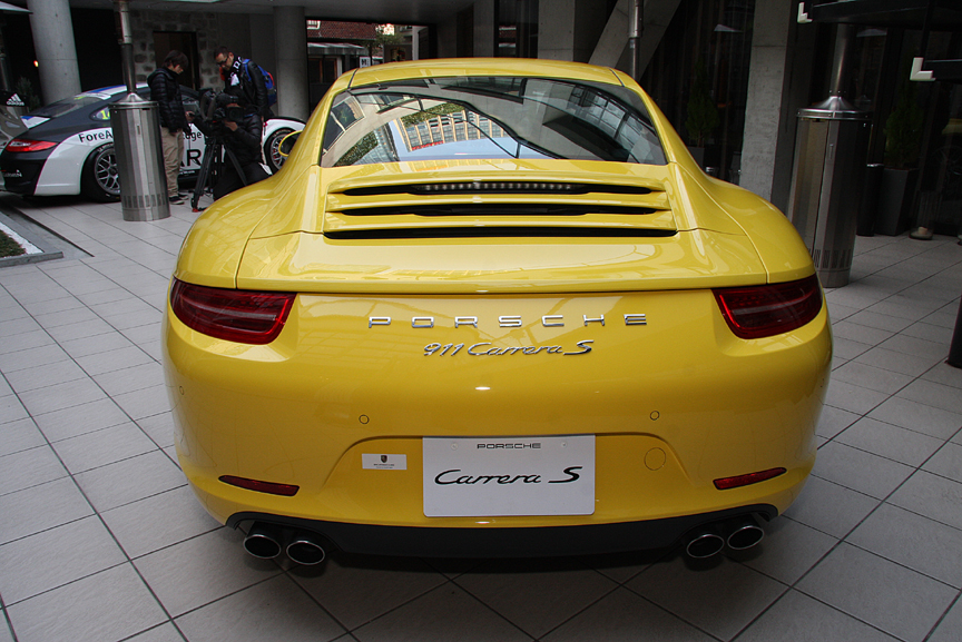 ついに日本の公道を走る日を迎えた新型911。会場にはハイパワーモデルのカレラSが3台展示された