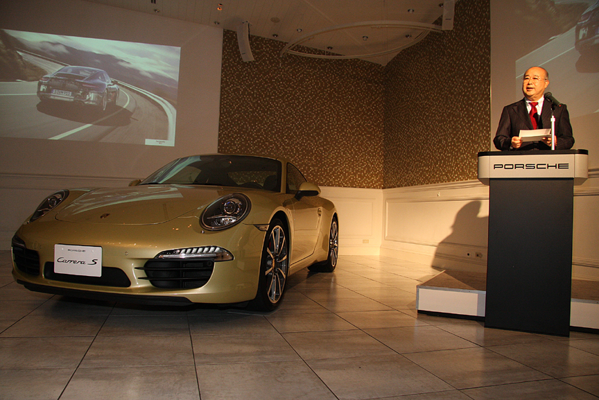 スクリーンを使いながらプレゼンテーションを行う黒坂 社長