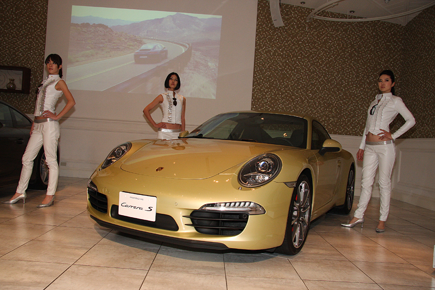 ポルシェデザイン・ドライバーズセレクションのレディースウェアを身につけた女性たちによるパフォーマンス