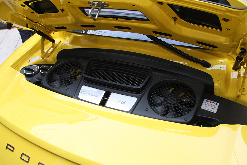 カレラSに搭載される3.8リッター水平対向6気筒DOHCエンジンは400馬力・440Nmを発生する