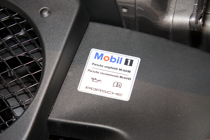 カレラSに搭載される3.8リッター水平対向6気筒DOHCエンジンは400馬力・440Nmを発生する