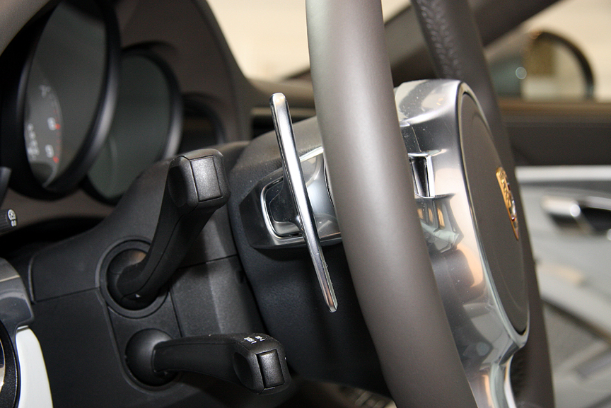 7速PDK車のステアリングにはシフトパドルを装備