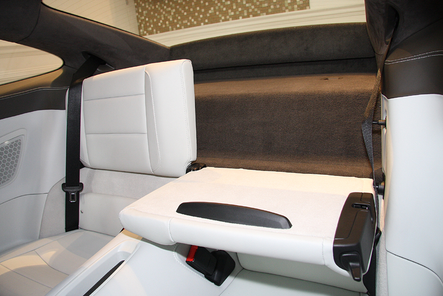 リヤシートのシートバックは前倒しが可能