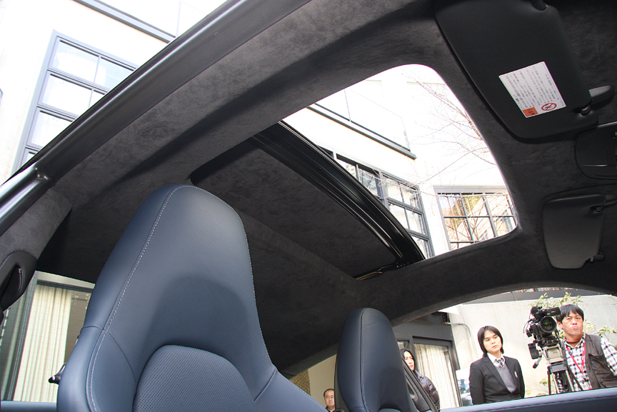 チルト/スライド式電動サンルーフはオプション装備