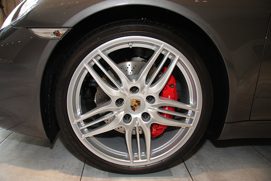 こちらは6万4000円高の「スポーツデザインホイール」