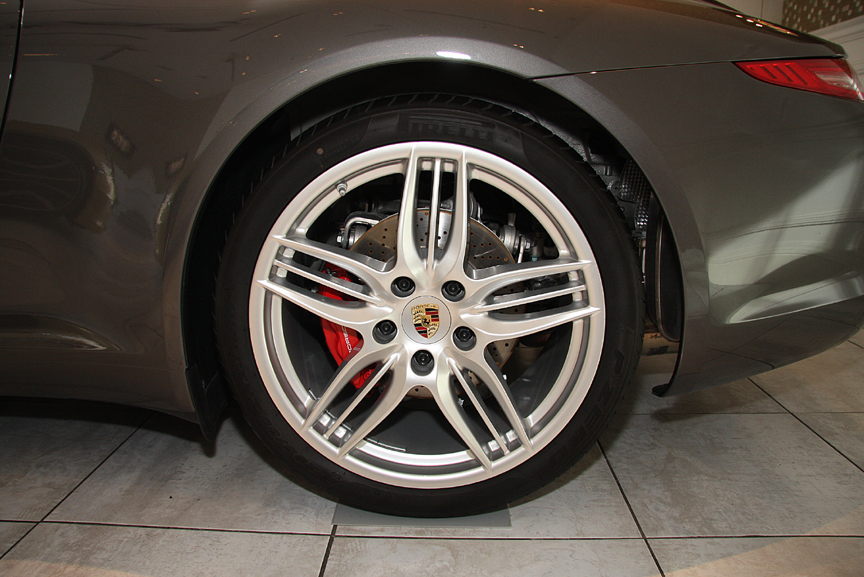 こちらは6万4000円高の「スポーツデザインホイール」