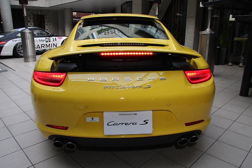 リトラクタブル・スポイラーはハイマウントストップランプを内蔵