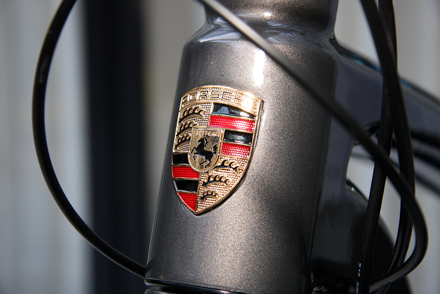 ヘッドチューブに金属製のエンブレムが誇らしげに輝く