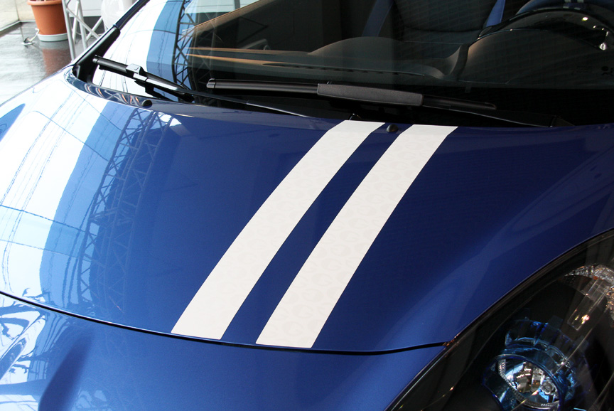 ダブルホワイトストライプはゴルディーニをあらわす「G」マークがエンボス加工される