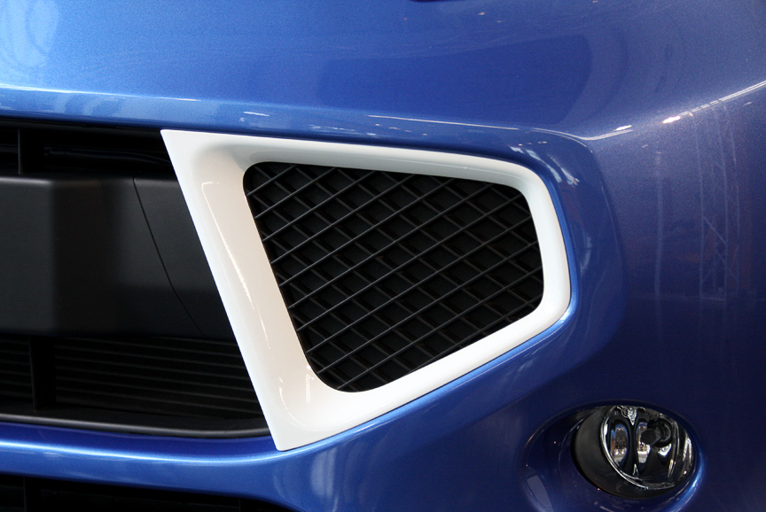 フロントバンパーのホワイトの加飾はベース車にも与えられる