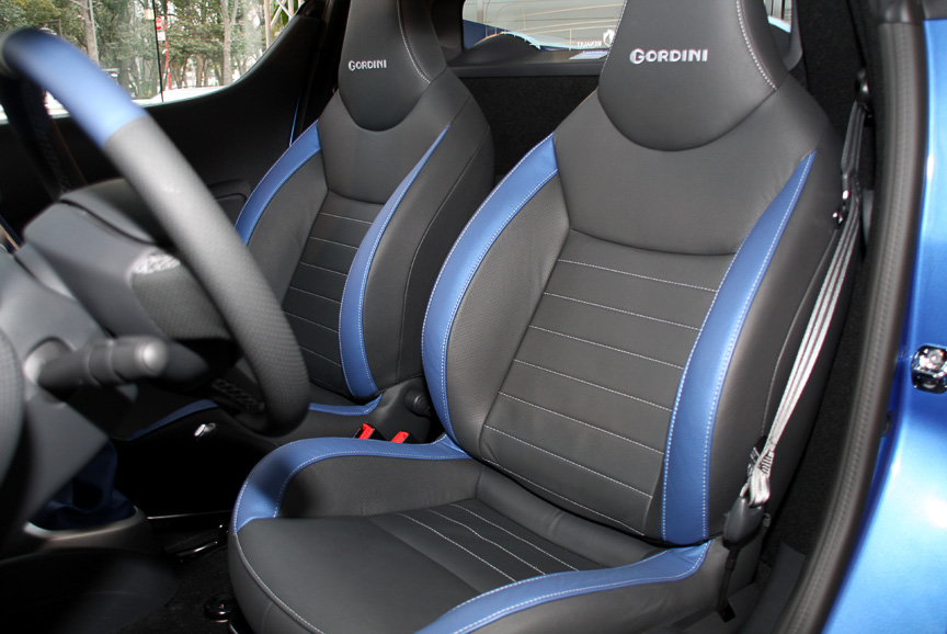 ブルーとブラックのレザースポーツシート。ヘッドレスト部には「GORDINI」のロゴがあしらわれる