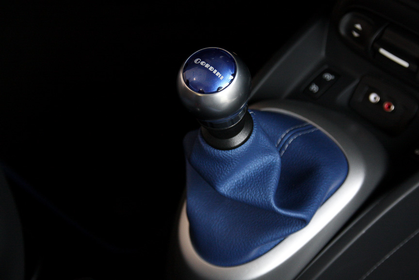 ロゴ入りシフトノブとブルーシフトブーツ