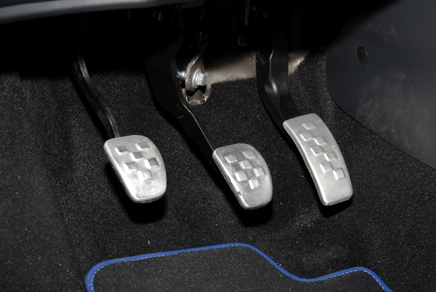 アルミペダルを装着する