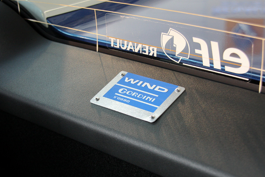 シリアルナンバー入りのプレート