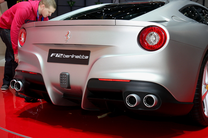 F12ベルリネッタのボディーサイズは4618×1942×1273mm（全長×全幅×全高）、ホイールベース2720mm。ボンネットの左右に「エアロ・ブリッヂ」と呼ばれる車両側面に空気を整流するダクトが設けられる。ブレーキはブレンボ製のカーボン・セラミック・ブレーキ