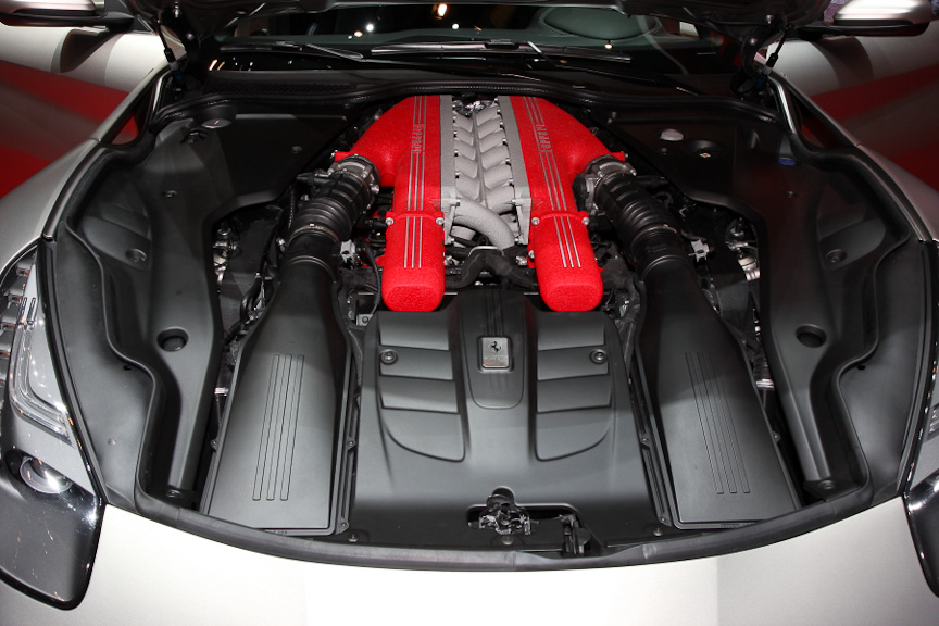 F12ベルリネッタのボディーサイズは4618×1942×1273mm（全長×全幅×全高）、ホイールベース2720mm。ボンネットの左右に「エアロ・ブリッヂ」と呼ばれる車両側面に空気を整流するダクトが設けられる。ブレーキはブレンボ製のカーボン・セラミック・ブレーキ