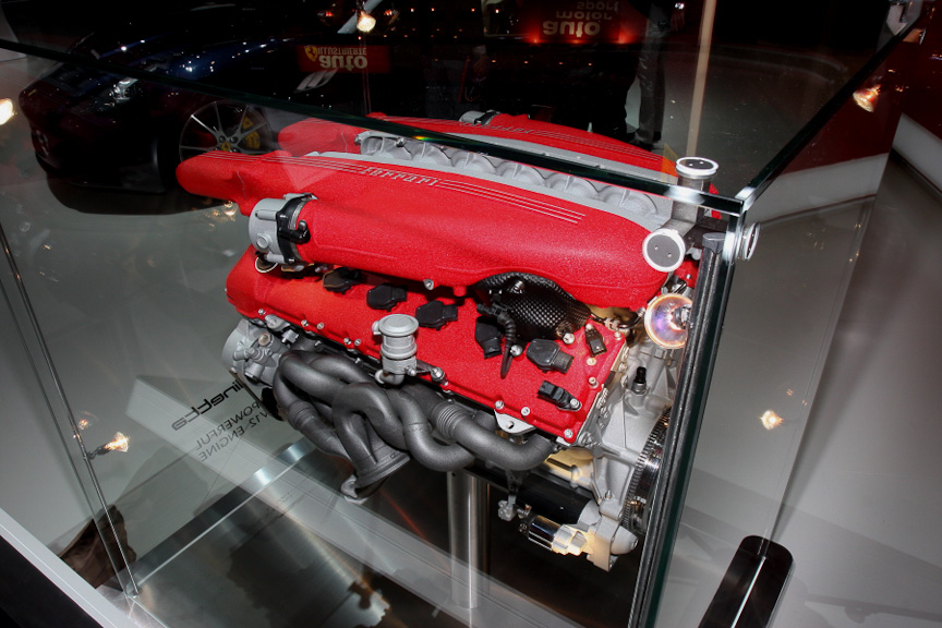 F12ベルリネッタのボディーサイズは4618×1942×1273mm（全長×全幅×全高）、ホイールベース2720mm。ボンネットの左右に「エアロ・ブリッヂ」と呼ばれる車両側面に空気を整流するダクトが設けられる。ブレーキはブレンボ製のカーボン・セラミック・ブレーキ