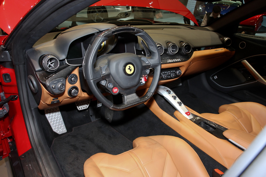 F12ベルリネッタのインテリア。ラゲッジスペースは広く、大きなトランクケースも収納できる