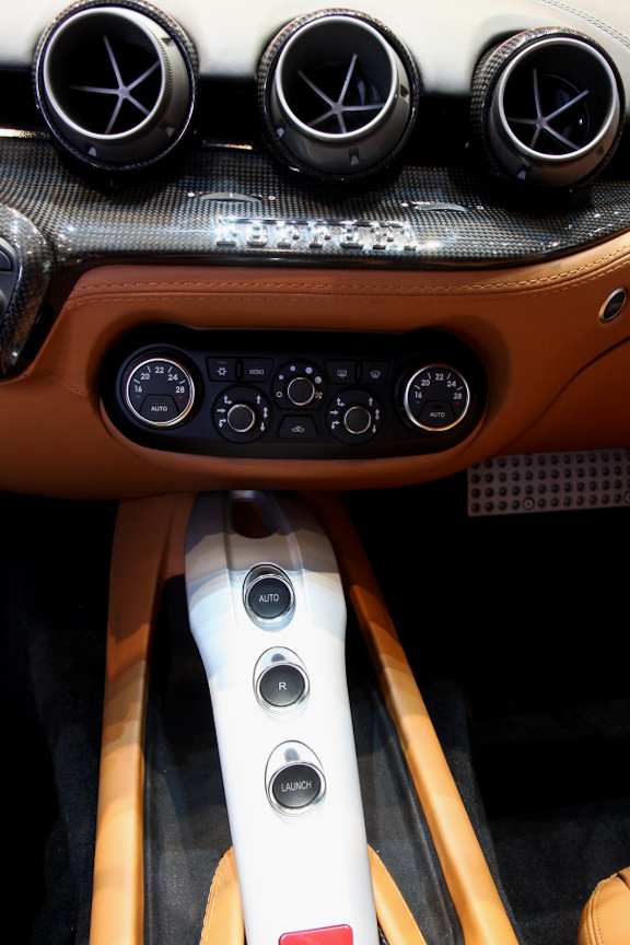 F12ベルリネッタのインテリア。ラゲッジスペースは広く、大きなトランクケースも収納できる