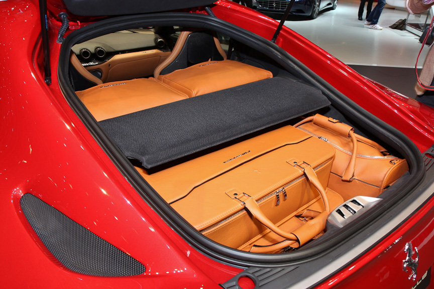 F12ベルリネッタのインテリア。ラゲッジスペースは広く、大きなトランクケースも収納できる