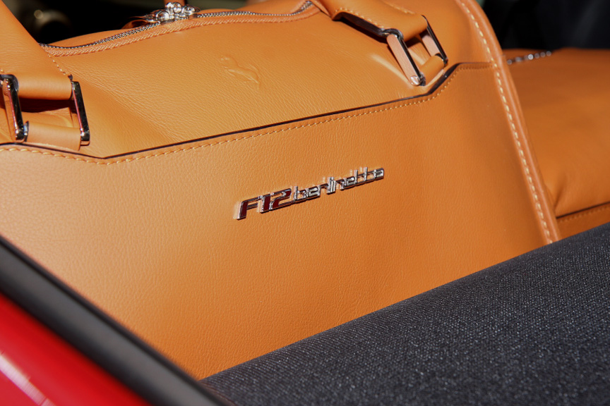 F12ベルリネッタのインテリア。ラゲッジスペースは広く、大きなトランクケースも収納できる