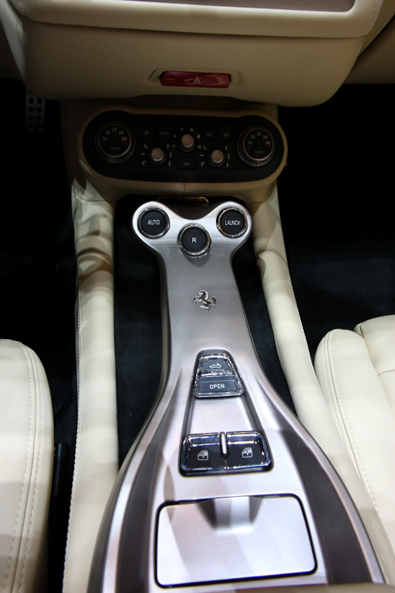 2012年モデルにバージョンアップしたカリフォルニア。直噴のV型8気筒4.3リッターエンジンは最高出力490PS、最大トルク505Nmを発生