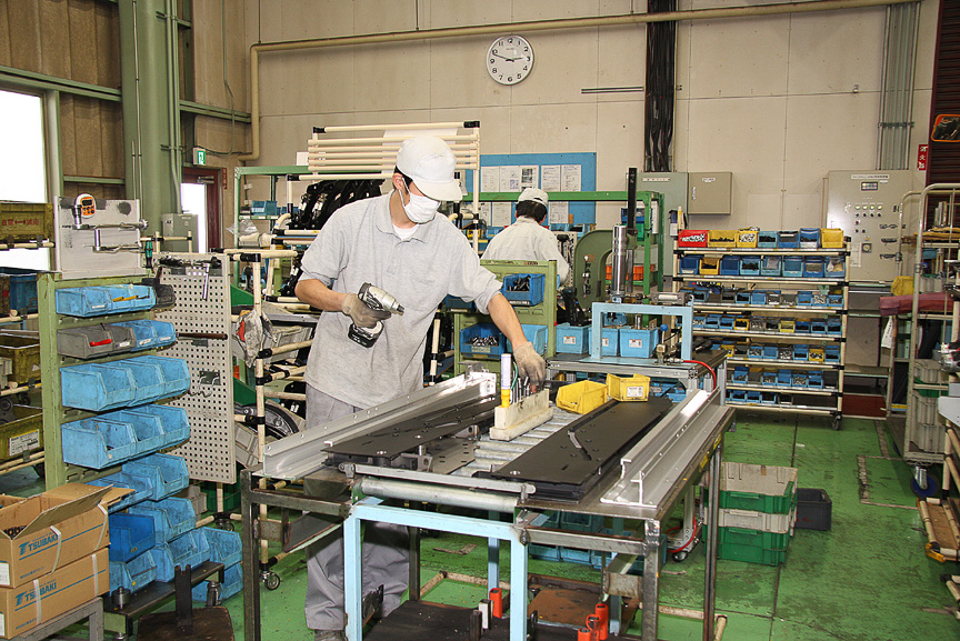 パーツサプライヤーに頼らず、使用する多くのパーツや部材を同工場内で製作している。また工場内の一角には、作業員が腕を磨く「技能道場」が設置されていた