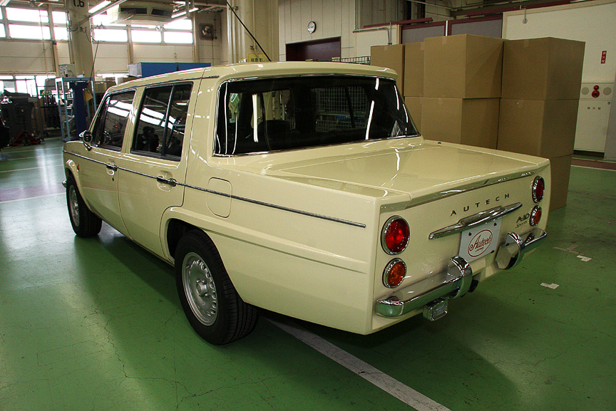 工場内でオーテックジャパン創立10周年記念コンセプトカー「オーテック・A-10」を発見！ 5ドアハッチバック車のラシーンをベースにセダン化しただけでなく、インパネやシートなどを新調し、SR20DE改エンジンを縦置きにして後輪を駆動させるという意欲作