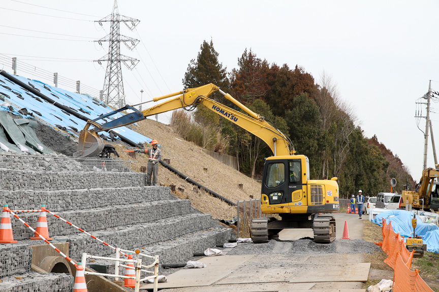スチール製のカゴに石を詰め、石垣の代わりにするのがふとんカゴだ。