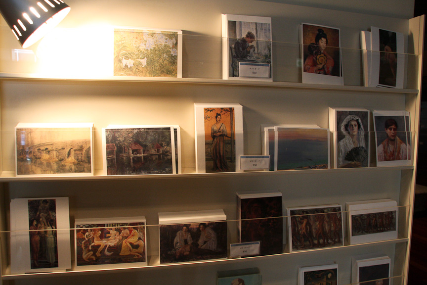 「第9回ブリヂストンこどもエコ絵画コンクール」の表彰式が行われたブリヂストン美術館では、美術関連にまつわる書籍やポストカード、キーホルダーなどの販売もしている