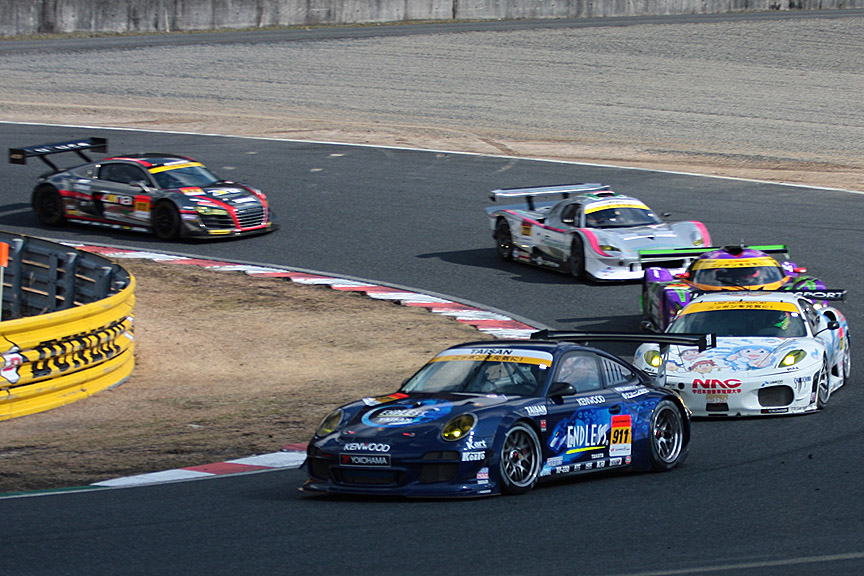 911号車、11号車のトップ争いに挟まれつつ27号車に迫る紫電