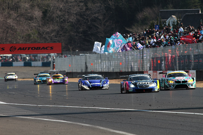 30号車との30周におよぶバトルを制し7位浮上。左から3位の0号車、GT500のトップ2台、紫電、30号車、4位の33号車