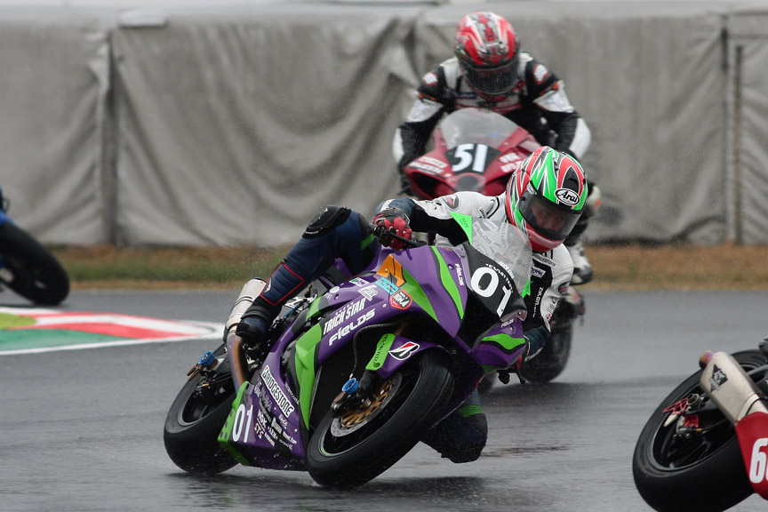 雨の中予選が開始され1周するが…