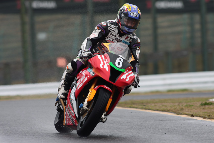 直後に赤旗中断となりピットへ戻る