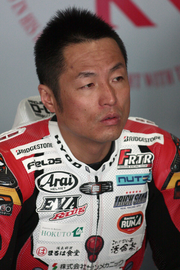 予選を終えチームスタッフと打合せ