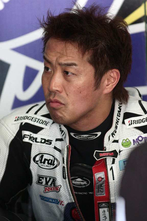 予選を終えチームスタッフと打合せ